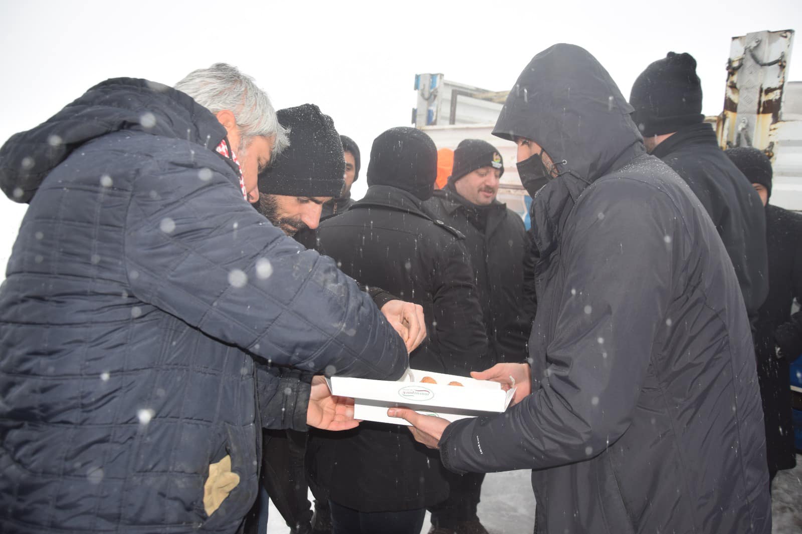 Bir 3 kişi, ayakta duran insanlar ve açık hava görseli olabilir