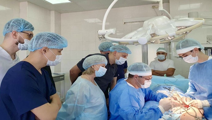 “Birleşik Rusya Kadın Hareketi” Kemerovo’da cerrahlar için damar protezleri konusunda bir ustalık sınıfı düzenledi