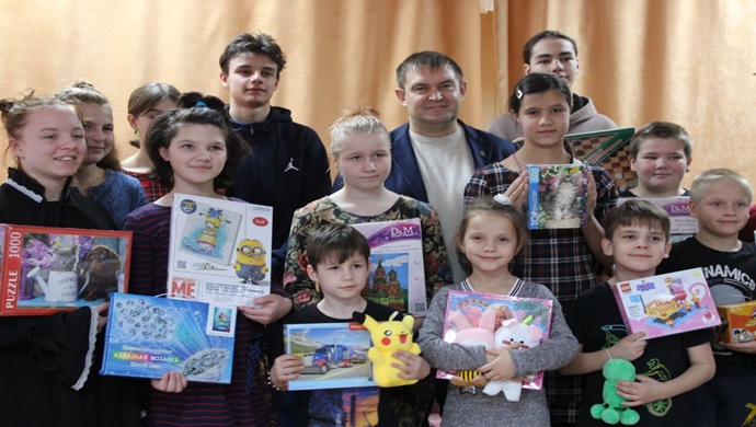 Yetimhanelere, sınır bölgelerinde yaşayanlara ve Kuzey Askeri Bölge üyelerine yardım: Birleşik Rusya, ülke çapında bir “on yıllık iyi işler” başlattı