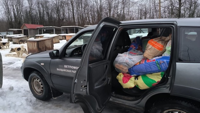 «Единая Россия» передала шести приютам для животных в Новгородской области около двух тонн кормов