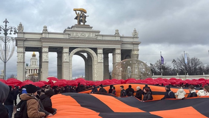 “Birleşik Rusya’nın Genç Muhafızları” ve “Gönüllü Bölüğü” Stalingrad Muharebesi Kahramanlarının anısını onurlandırdı