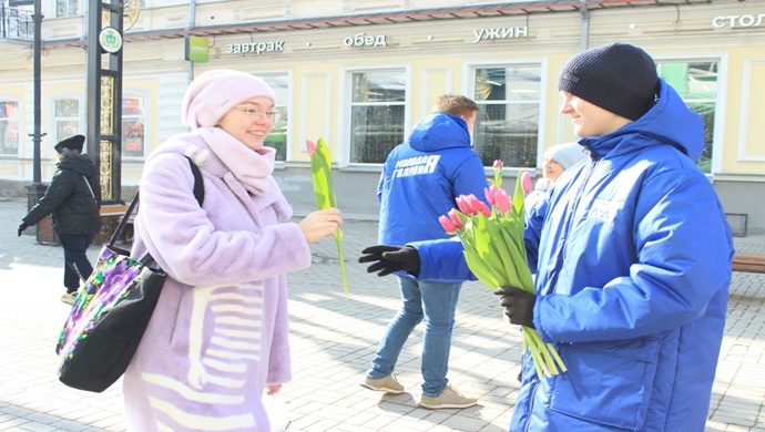 “Birleşik Rusya’nın Genç Muhafızları” 8 Mart’ta bölge sakinlerinin kadınlarını tebrik etti