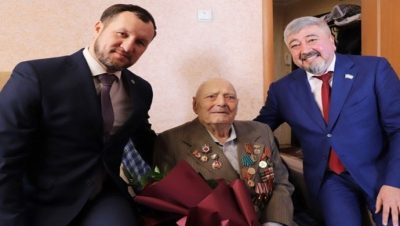 «Единая Россия» вручила ветеранам Уфы юбилейные медали к 80-летию Великой Победы